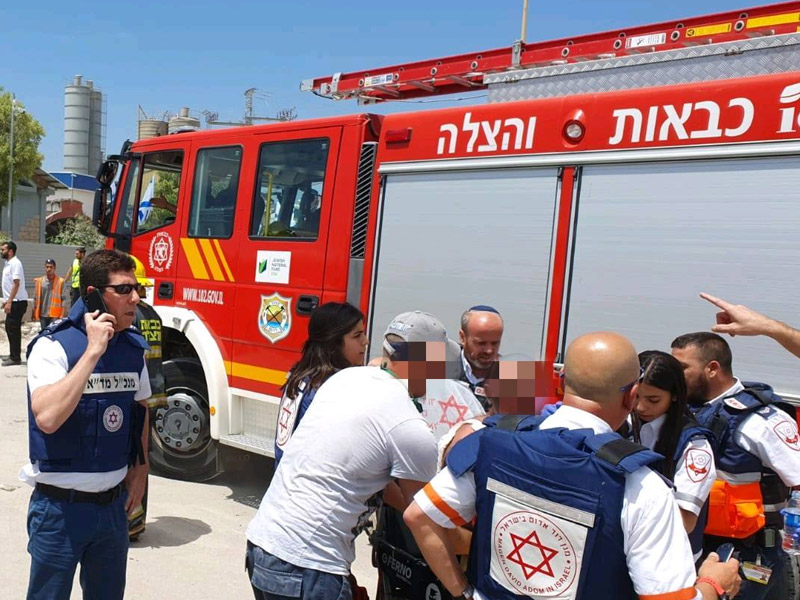 MDA paramedics providing emergency assistance to civilians wounded in the attack in Ashkelon prior to transportation to hospital.